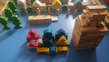 Развитие речи и мелкой моторики ребенка с помощью конструирования из деревянных кубиков