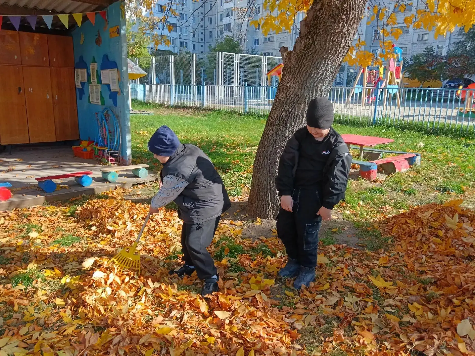 Уборка листвы на игровой площадке Уборка листвы на игровой площадке