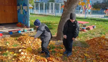 Уборка листвы  на игровой площадке